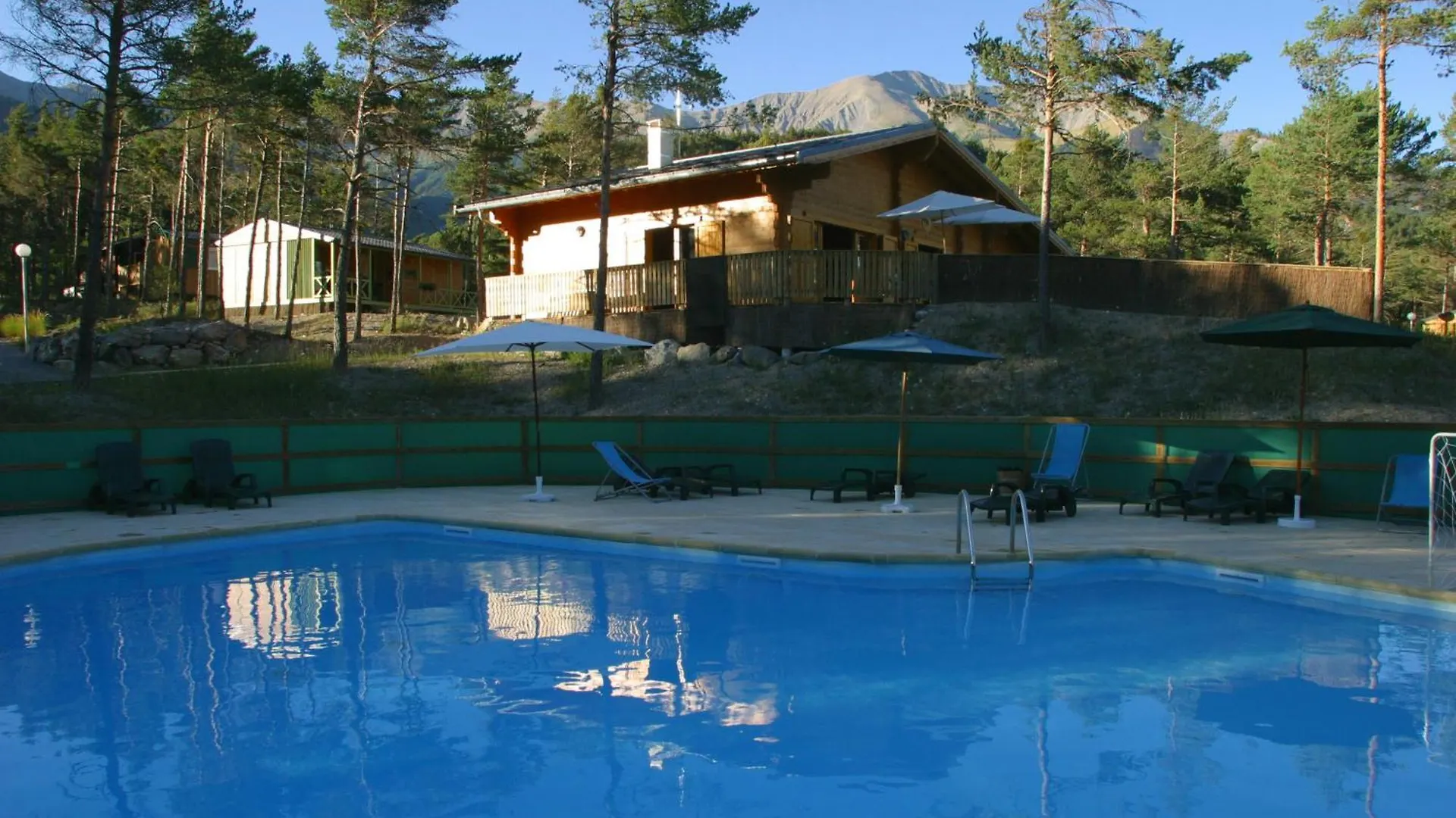Hotel Parc Résidentiel de Loisir : Le Loup Blanc du Riou à Barcelonnette Village de vacances